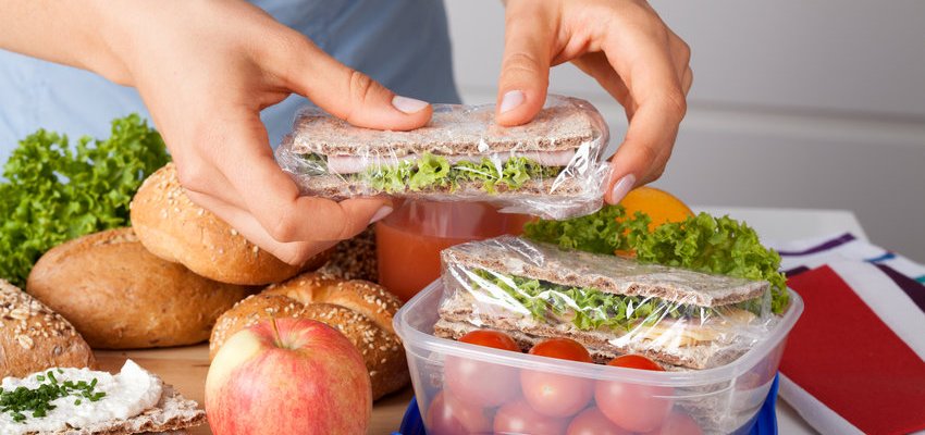 Mulher preparando lanche saudável