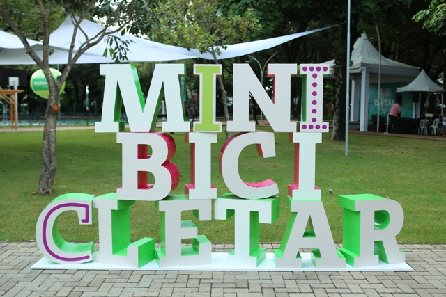 Letreiro na Praça das Flores formando a palavra "Mini Bicicletar"