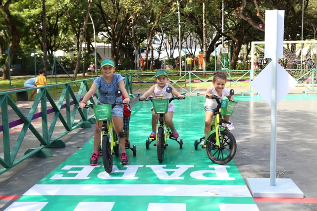 Crianças nas mini bikes aproveitam a Mini Pista