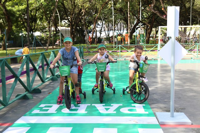 Crianas nas mini bikes aproveitam a Mini Pista