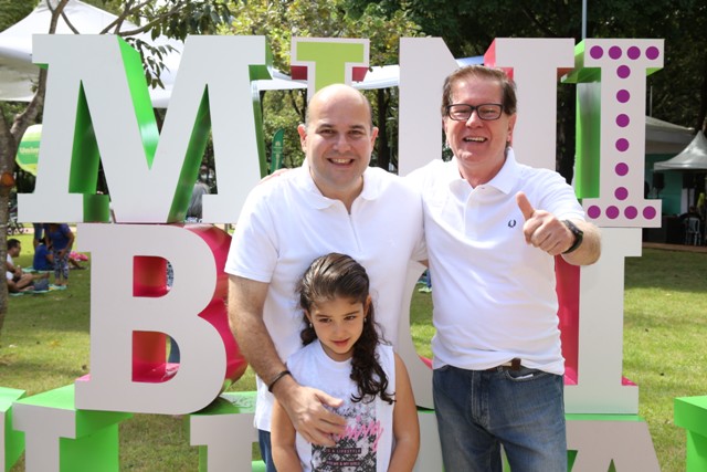O Presidente da Unimed Fortaleza Dr. João Borges, ao lado do Prefeito Roberto e de sua filha Roberta