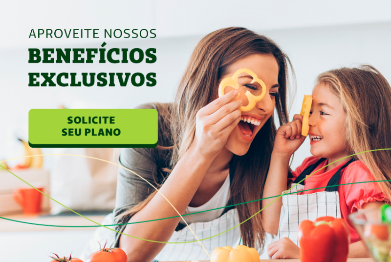 Banner clicvel com a frase "Aproveite nossos benefcios exclusivos. Solicite seu plano". Ao fundo, a imagem de uma me e sua filha se divertindo com alimentos saudveis