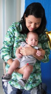 Sara Albuquerque, cliente Unimed Fortaleza, com seu filho bebe nos braos