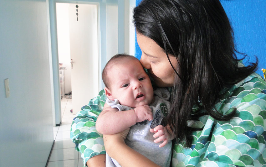Sara Albuquerque, cliente Unimed Fortaleza, com seu filho de dois meses