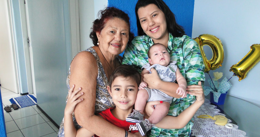Sara Albuquerque, cliente Unimed Fortaleza, com seus dois filhos e sua me
