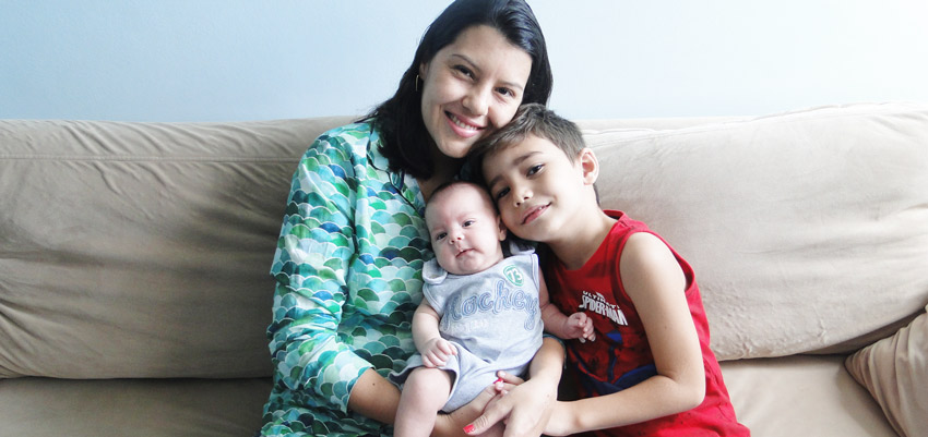 Sara Albuquerque, cliente Unimed Fortaleza, com seus dois filhos
