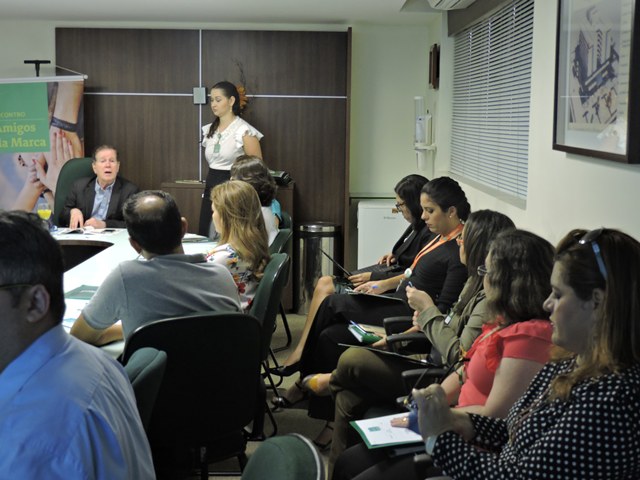Participantes do Amigos da Marca observando o presidente da Unimed Fortaleza falar