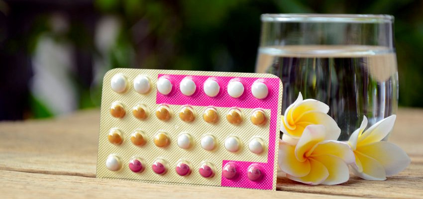 Imagem de um copo de água e uma cartela de pílula anticoncepcional