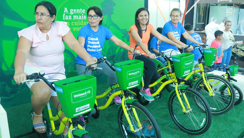 Usurias nas bicicletas Stand da Unimed Fortaleza no Cosutme Saudvel 2017