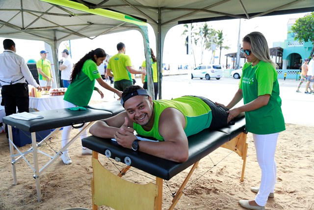 Um dos participantes do Treino da Unimed Ativa fazendo massagem