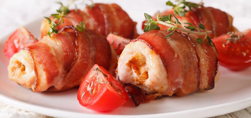 Pedaos de frango enrolados com bacon