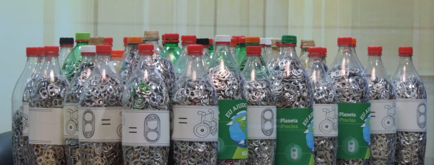 Fotos de garrafas pets preenchidas com lacre de latinhas