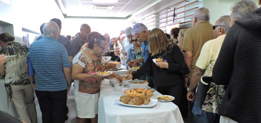 Participantes da ação do Dia Mundial do Coração aproveitando o café da manhã