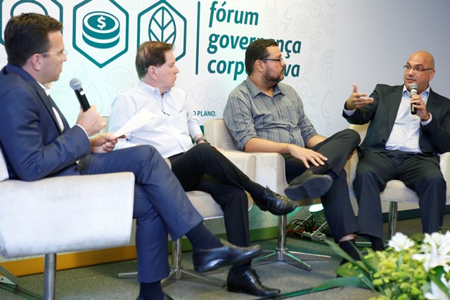 Palestrantes no palco do Fórum de Governança Corporativa