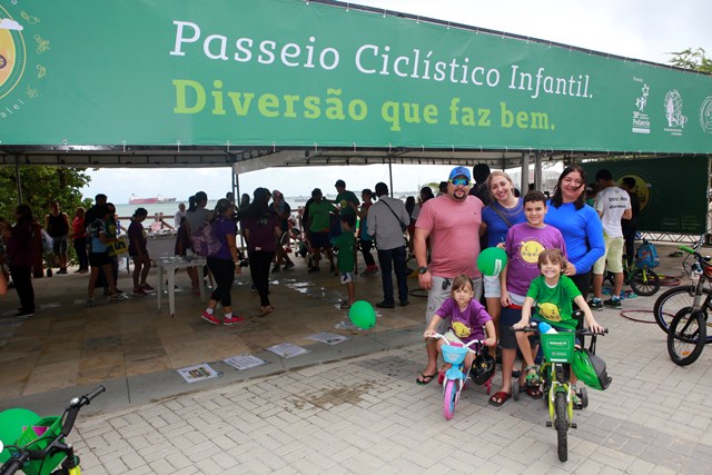 Participantes durante o Passeio Ciclístico Especial do Dia das Crianças