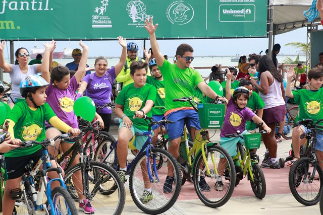 Participantes na concentração do Passeio Ciclístico Especial do Dia das Crianças