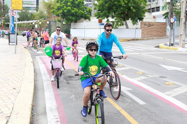 Participantes andando de bicicleta durante o Passeio Ciclístico Especial do Dia das Crianças