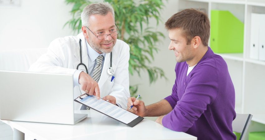 Homem em consulta com urologista