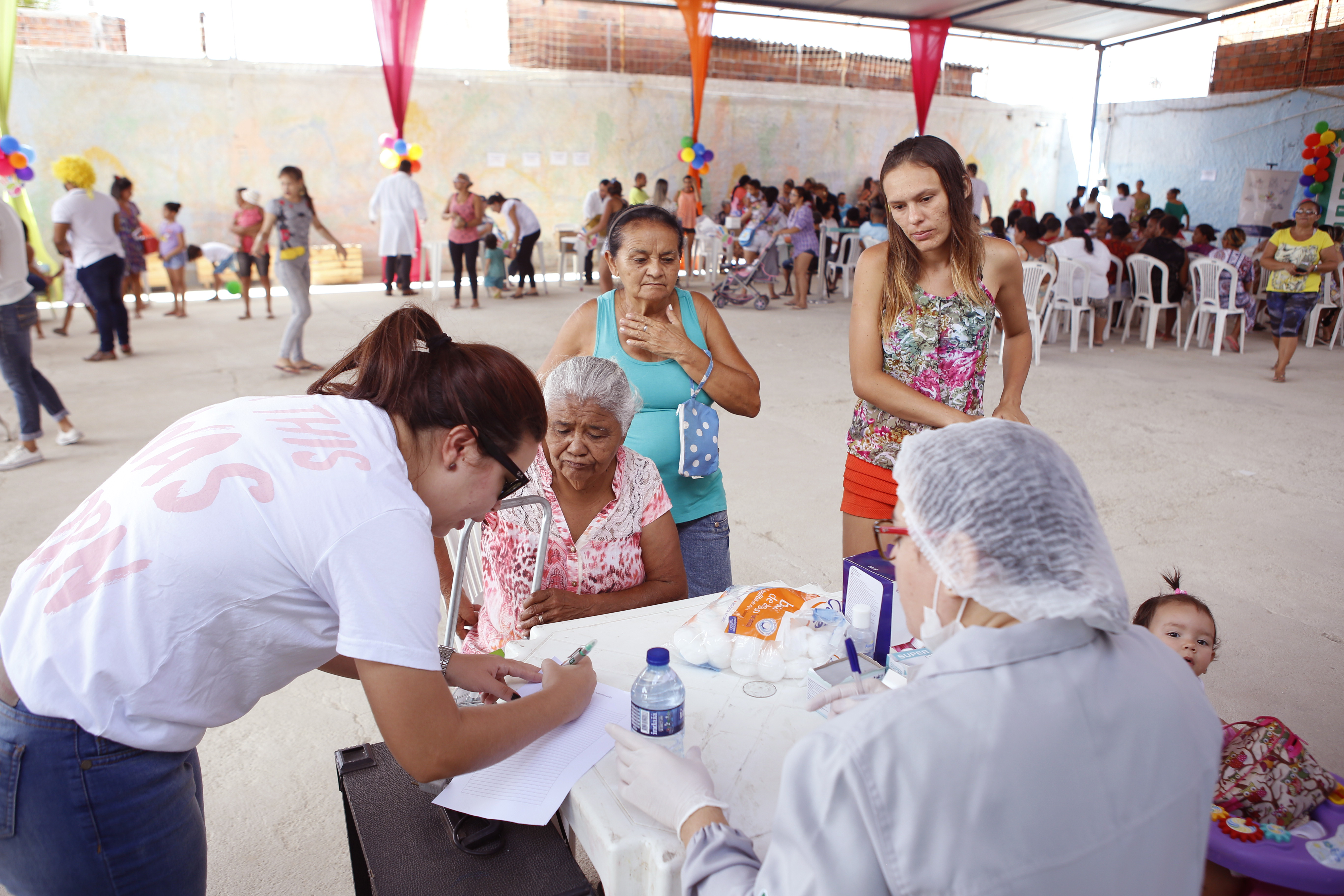 Participantes realizando testes gratuitos como IMC e glicose no Dia de Cooperar organizado pela Unimed Fortaleza