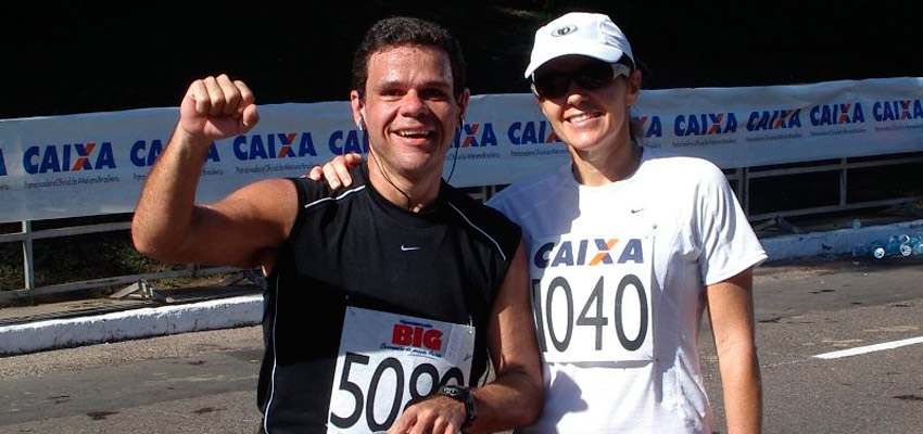 Gilson Gomes em uma maratona com uma mulher ao seu lado