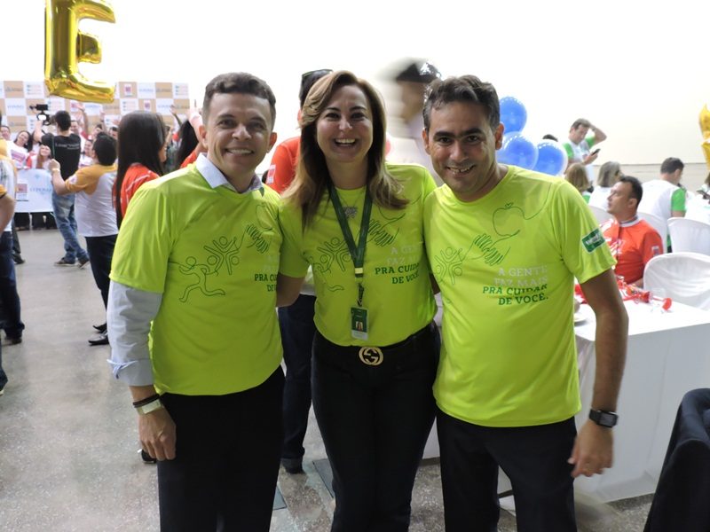 Diretores da Unimed Fortaleza posando para foto com colaboradora.