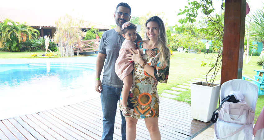 Kellyanne Pinheiro com o marido ao seu lado e sua filha nos braos