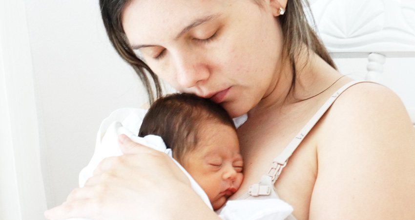 Kellyanne Pinheiro com sua filha, ainda beb, dormindo em seus braos