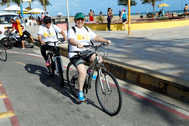Uma das participantes do Passeio Ciclístico andando na bike
