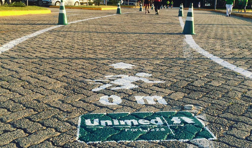 Logo da Unimed Fortaleza pintada no cho com a metragem percorrida 2400m