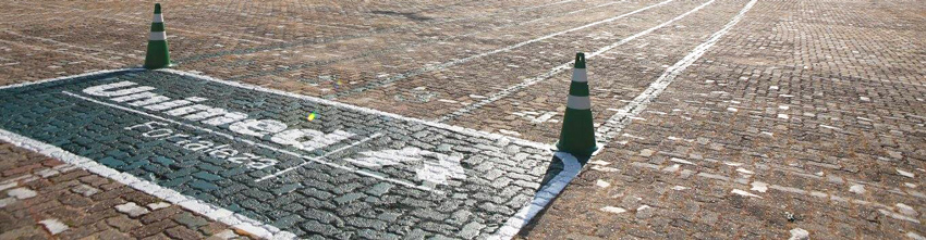 Logo da Unimed Fortaleza pintada no cho e dois cones verdes em cada ponta para sinalizar a PistAtiva