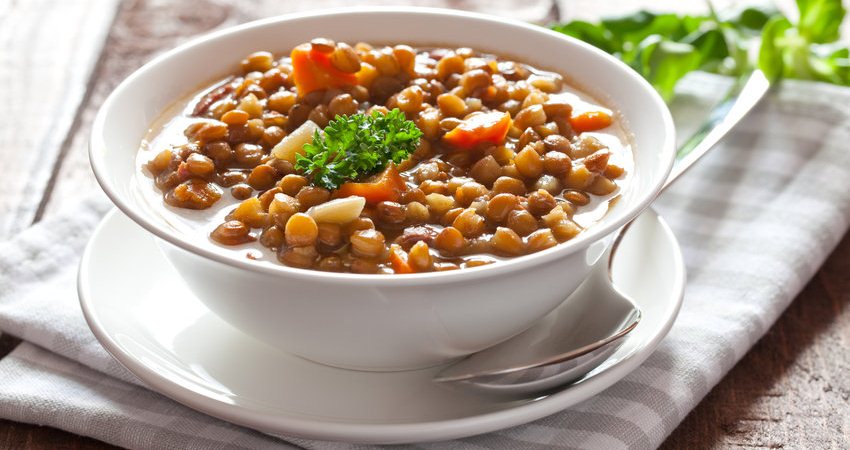 Exemplo de refeição com alimentos construtores: sopa de lentilhas.