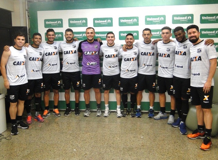 Jogadores de Ceará posando para foto no Hospital Regional Unimed
