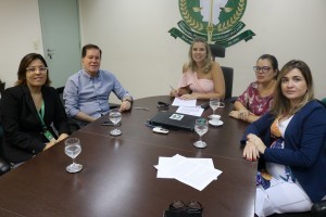 Presidente da Unimed Fortaleza, Dr. Joo Borges e a defensora pblica geral do Estado do Cear, Mariana Lobo, assinando o Termo de Cooperao Tcnica