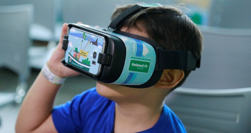 Criana com culos de realidade virtual