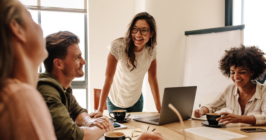 Colegas de trabalho em reunio