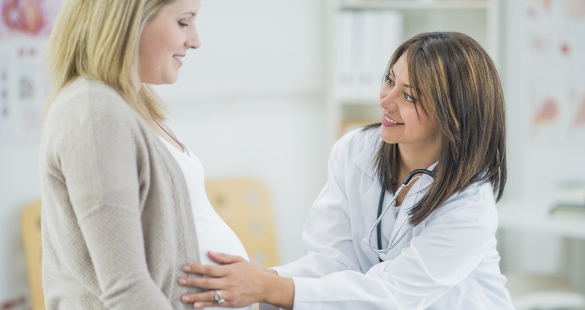 Mulher grávida em consulta médica para tratamento de hemorroida na gravidez