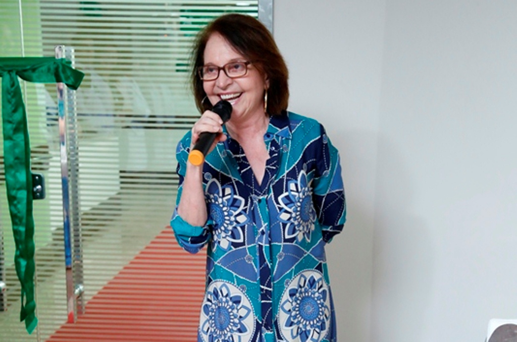 A diretora de Recursos Próprios da gestão 2014-2017, Dra. Stela Furlani, na inauguração do 3º andar
