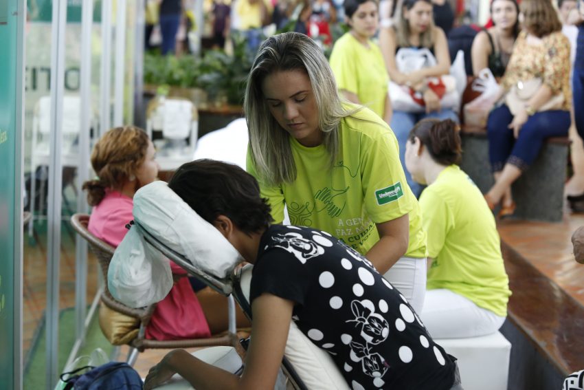 Uma das participantes da ao Especial do Dia da Mulher aproveitando a massagem