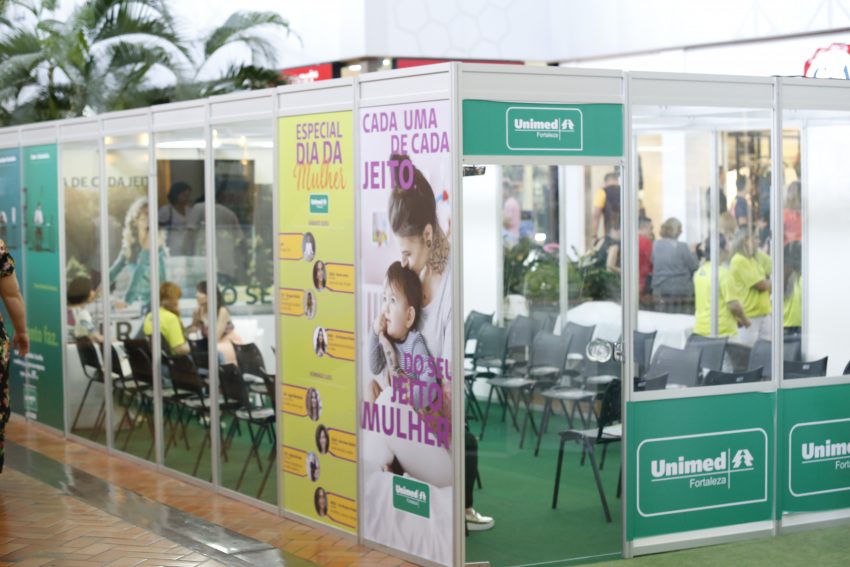 Stand da Unimed Fortaleza no Shopping Iguatemi para a ao do Dia da Mulher