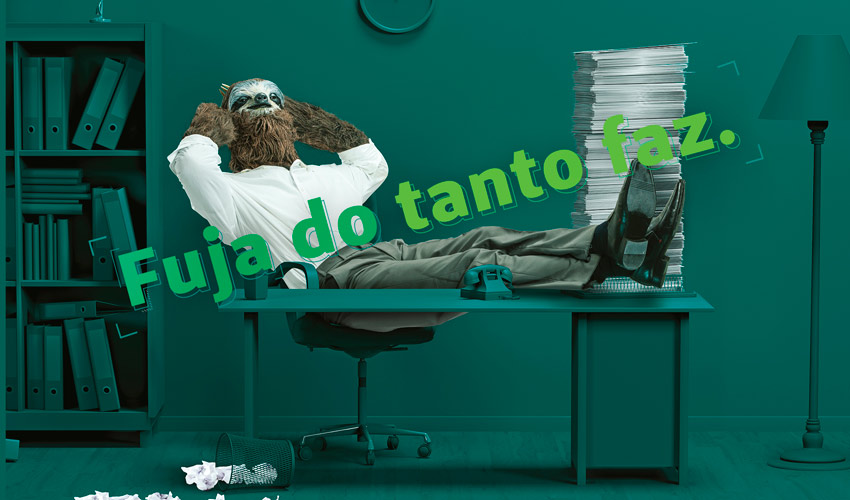 Imagem da campanha "Fuja do tanto faz" com um bicho-preguia em um escritrio