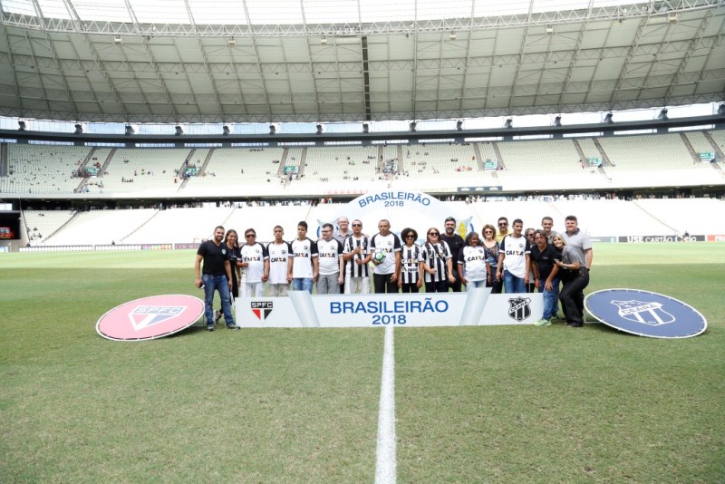 Participantes do projeto Esporte Acessível no campo do Catelão