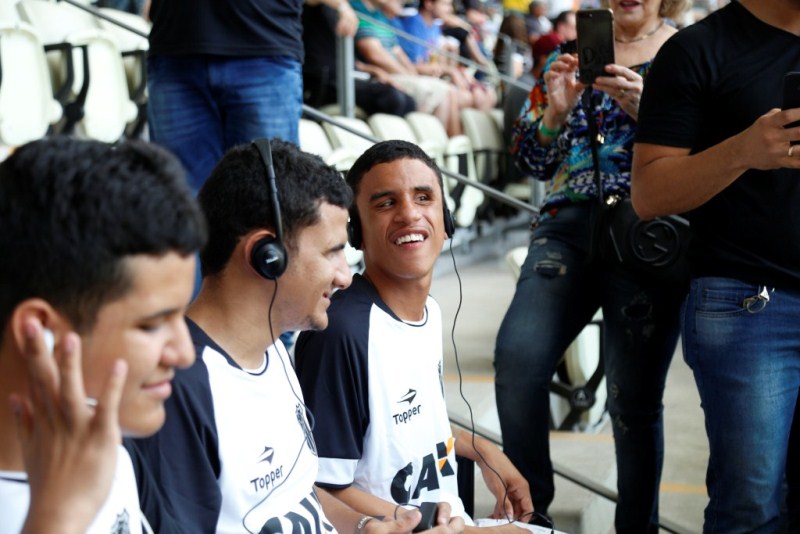 Um dos participantes do projeto Esporte Acessível ouvindo o jogo do Ceará por audio descrição