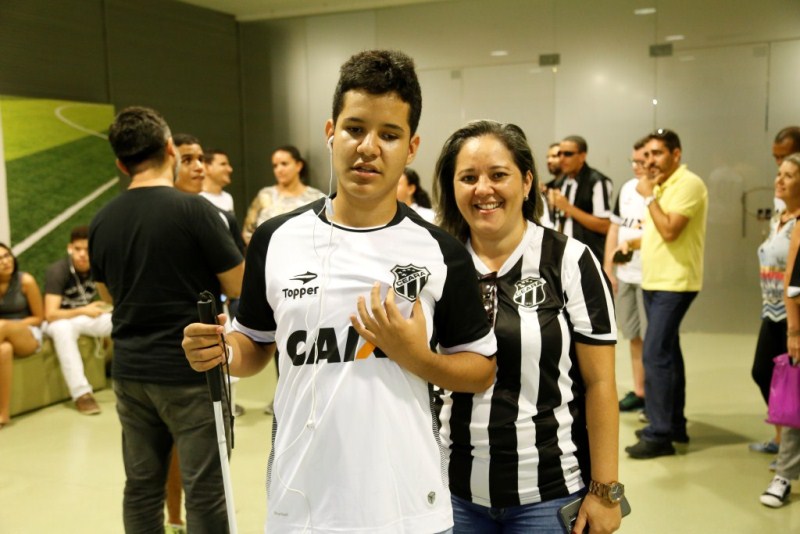 Foto do Juan Pablo, um dos participantes do projeto Esporte Acessível, vestido com camisa do Ceará
