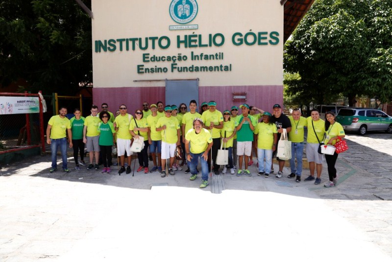 Foto da equipe da Unimed Fortaleza em parceria com o Esporte Acessível em frente ao Instituto Hélio Góes
