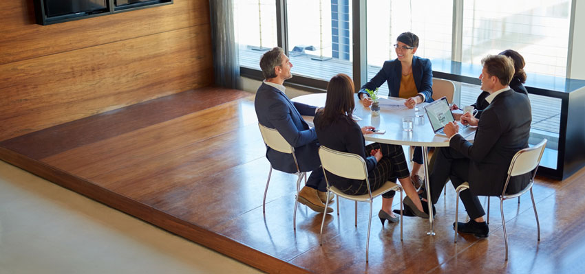 Pessoas em reunio no ambiente de trabalho