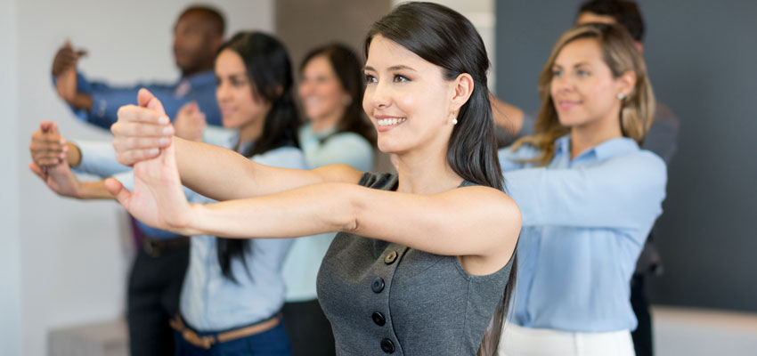 Pessoas no ambiente de trabalho se alongando para evitar doenas relacionadas ao trabalho