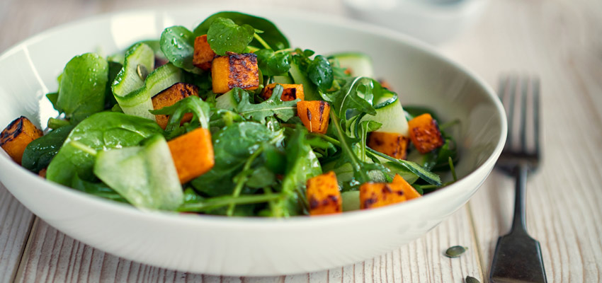 Prato branco com salada dentro e um garfo ao lado: uma opo para melhorar o mau humor na dieta