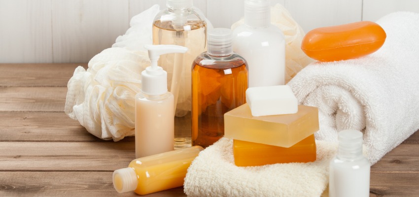 Kit de higiene pessoal com sabonetes em barra, sabonetes lquidos, shampoos em frascos, toalhas, etc, que tambm podem conter glten, relacionado  doena celaca ou sensibilidade ao glten.