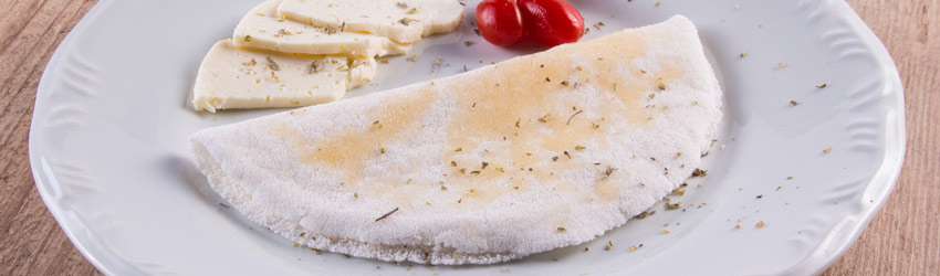 Tapioca com queijo em um prato, um exemplo de comida saudvel que exemplifica que no  caro ser saudvel