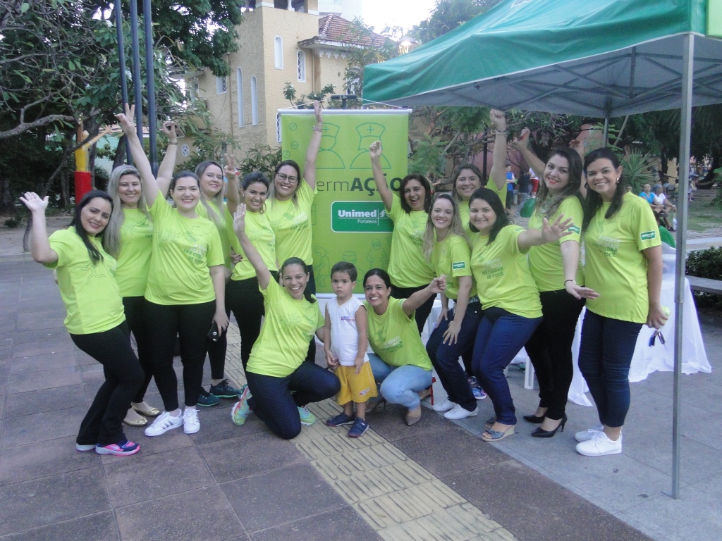 Foto dos participantes da ação realizada na Praça Luiza Távora